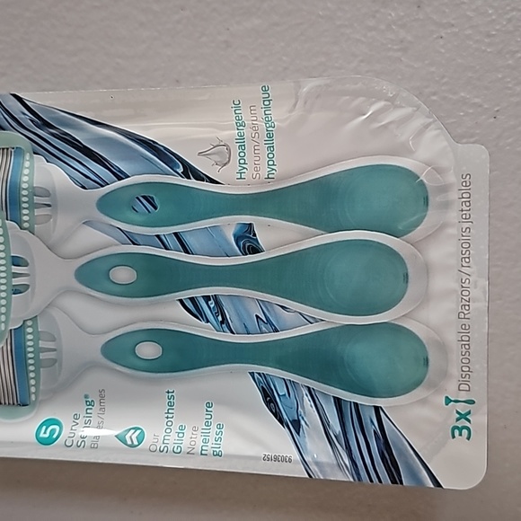 Schick Hydro Silk Sensitive Care Disposable Razors 3 Counts - Picture 3 of 5